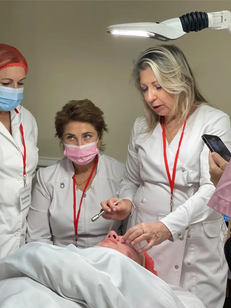Занятие в студии Advanced Cosmetology Academy
